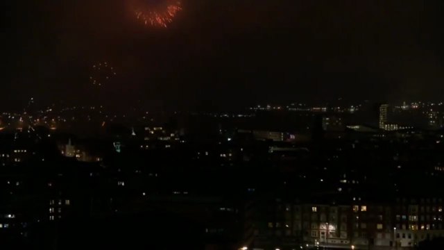 Se 2017 blive skudt ind fra toppen af Comwell Hvide Hus i Aalborg | Årsskiftet 2016 - 2017 | TV2 NORD