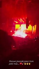 Peter, le fils de Faustine Bollaert et Maxime Chattam au concert de Gojira avec ses parents.