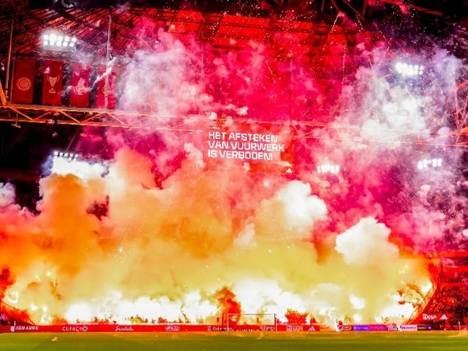 Pyro-show eskaliert: spielabbruch bei ajax amsterdam