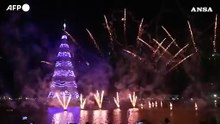 Botafogo Beach, inaugurato albero di Natale di 80 metri con fuochi d'artificio