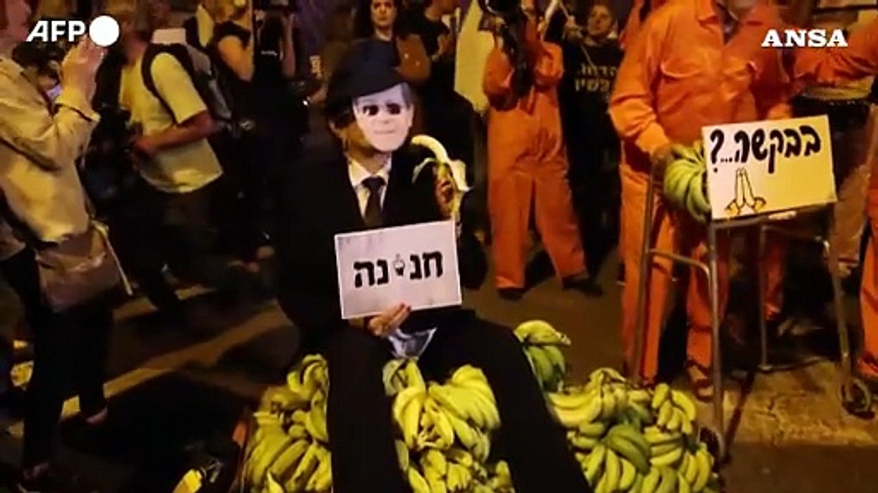 Centinaia d'israeliani protestano contro la richiesta di grazia di Netanyahu