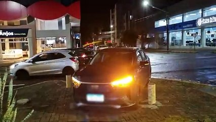 Colisão entre dois carros complica trânsito no Centro de Cascavel