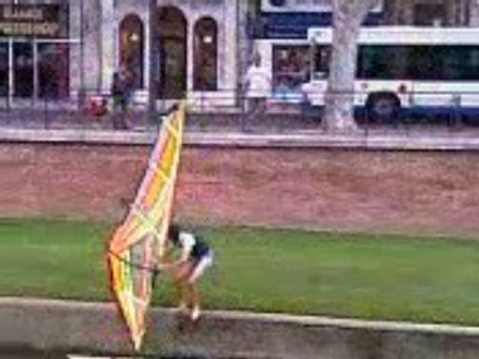 PERPIGNAN  PLANCHE A VOILE SUR LA BASSE