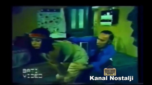 1974 Öp Sev EMEL ÖZDEN ÖZDEN YÜCE BEHÇET NACAR Türk Filmi İzle