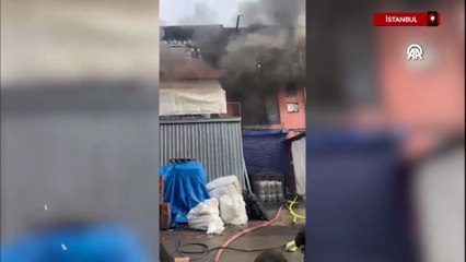 İstanbul'da iş yerinde çıkan yangına müdahale ediliyor