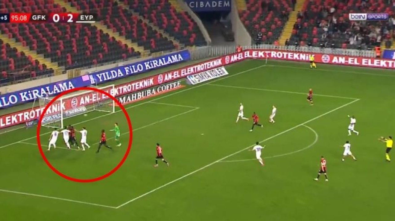 Gol surreale! Il portiere è impegnato in una rissa: Boateng segna a porta vuota