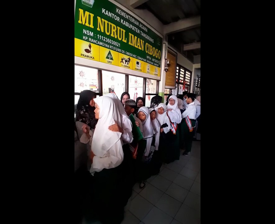 Peringatan Hari Guru di MI Nurul Iman Cibogo