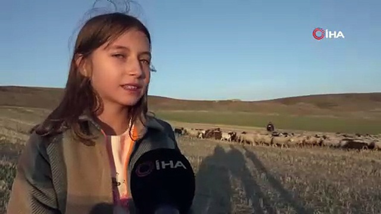 Eşek sırtında iş başındaki minik kız çocuğu görenleri duygulandırdı