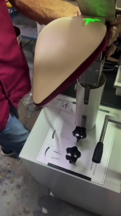 Saint-Georges : Pamela Ottaviani et la chanteuse neupréenne Alyah Lukunku ont imaginé une chaussure ensemble