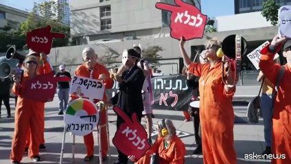 Netanyahu arriva in tribunale, accolto fra le proteste