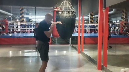 Лівий прямий: як бити правильно по мішку та не штовхати