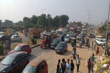 टाइल्स से भरा ट्रेलर पलटा, हाइवे पर लगा जाम