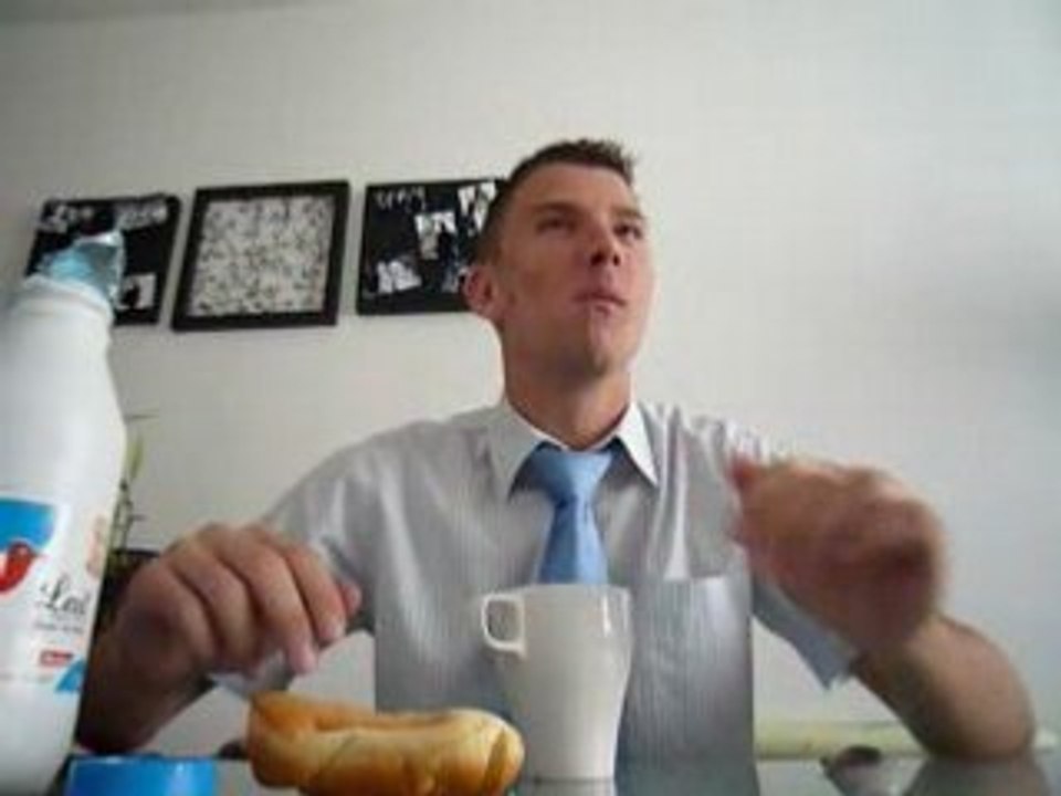 Thomas petit déjeune...