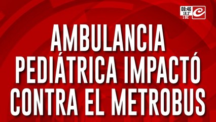 Ambulancia pediátrica chocó contra el Metrobus: hay dos menores heridos