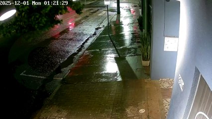 Câmera flagra acidente que deixou motociclista ferido durante a madrugada em Cascavel