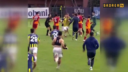 Fenerbahçe ile Galatasaray arasındaki U19 derbisinde ortalık karıştı! Rakibine yumruk attı