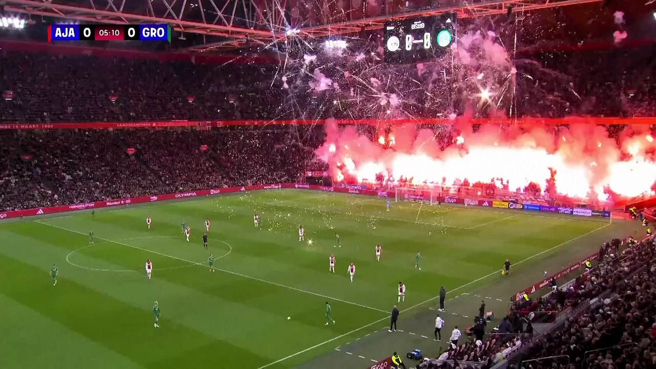 Amsterdam'da havai fişekler nedeniyle Ajax maçı tatil edildi