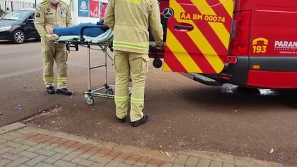 Mulher é socorrida pelo Siate após cair de escada em estabelecimento comercial em Cascavel