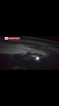 Le Manifest - Depuis l’espace : l’ISS capture un éclair spectaculaire au-dessus de la Terre