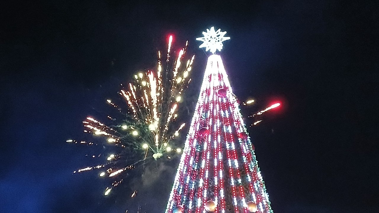 Mérida enciende el árbol del Remate y activa todas las decoraciones navideñas de la ciudad