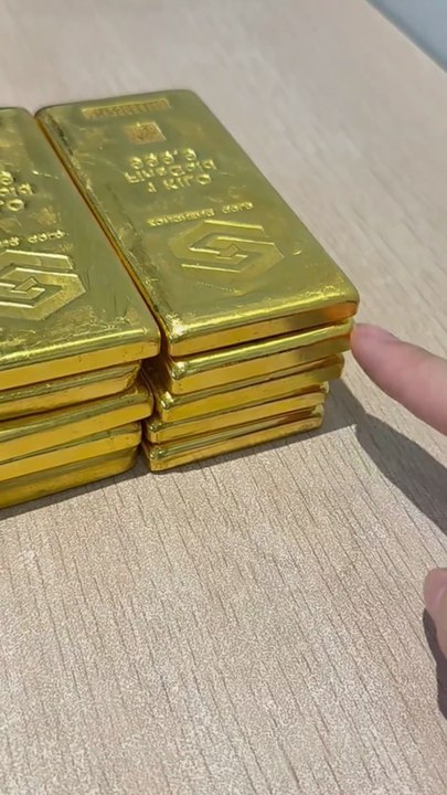 Touching 10 KILOGRAMS of Pure 999.9 Gold Bars Worth Over $800,000 😱💰 (Real 1KG Bars!)