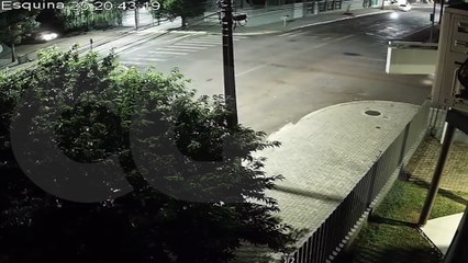 Câmeras flagram casal sendo arremessado após colisão com EcoSport em Cascavel