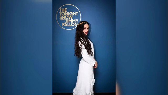 Gli halo hair di Rosalía e il ritorno delle radici protagoniste dell'hairlook