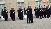 Ucraina: Zelensky arrivato all'Eliseo, accolto da Macron con un abbraccio