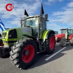 Yunanistan'da çiftçiler traktörlerle yolları kapattı