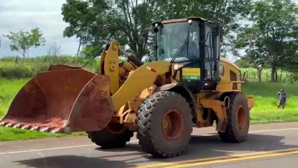 Colisão destrói picapes, vira carreta e espalha tubos de concreto pela PR-323; vídeo