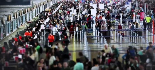 Les pieds sur terre Bande-annonce VF