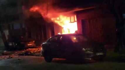 Un auto explotó dentro de una casa en Lanús: un herido grave