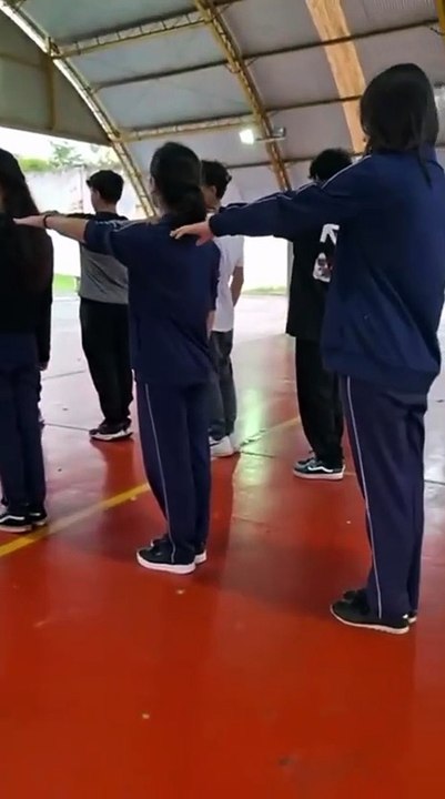 Estudantes marcham em escola cantando música com apologia à violência; veja vídeo