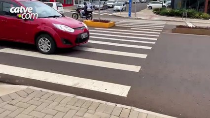 Adolescente de 14 anos fica ferida após ser atropelada na Avenida Carlos Gomes