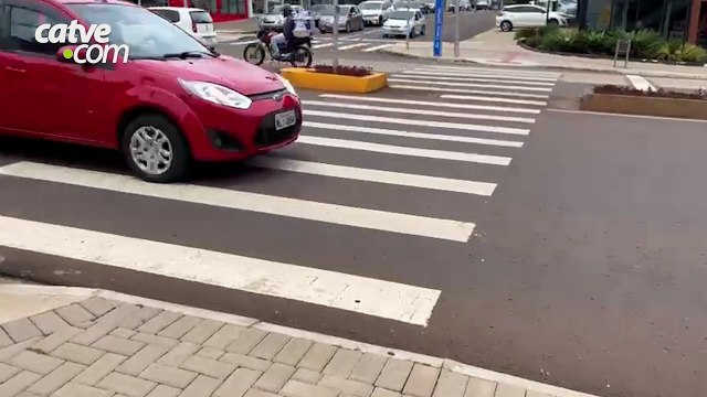 Adolescente de 14 anos fica ferida após ser atropelada na Avenida Carlos Gomes