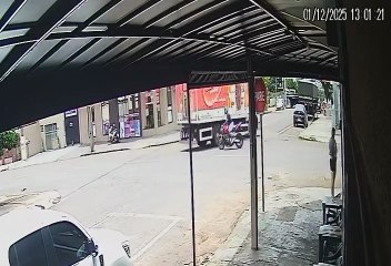 Veja a cena: Motociclista consegue escapar por um triz de bater contra caminhão no Parque São Paulo