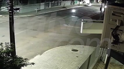 Vídeo mostra acidente que deixou casal ferido no bairro Neva