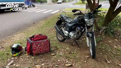 Entregador fica ferido em batida entre moto e carro no XIV de Novembro