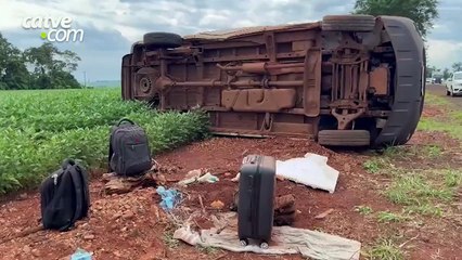 Pedras derramadas na pista provocam capotamento de van na PR-182