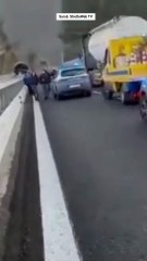 Jaf ca în filme pe o autostradă din Italia, cu bombe, focuri de armă și mașini incendiate. Infractorii au furat două milioane de euro dintr-o dubă blindată