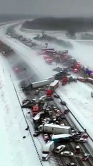 Colisión masiva de múltiples vehículos en Indiana, EE. UU., provocada por una violenta tormenta de nieve.