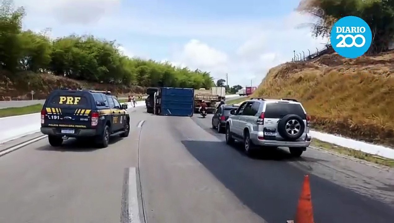 Carreta tomba na BR-101 e gera engarrafamento em Goiana, sentido João Pessoa