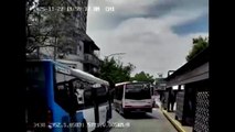 El impactante video de un colectivero que iba marcha atrás y atropella a un inspector en plena terminal
