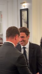 El genial abrazo entre Torres y Raúl tras tantas batallas como rivales