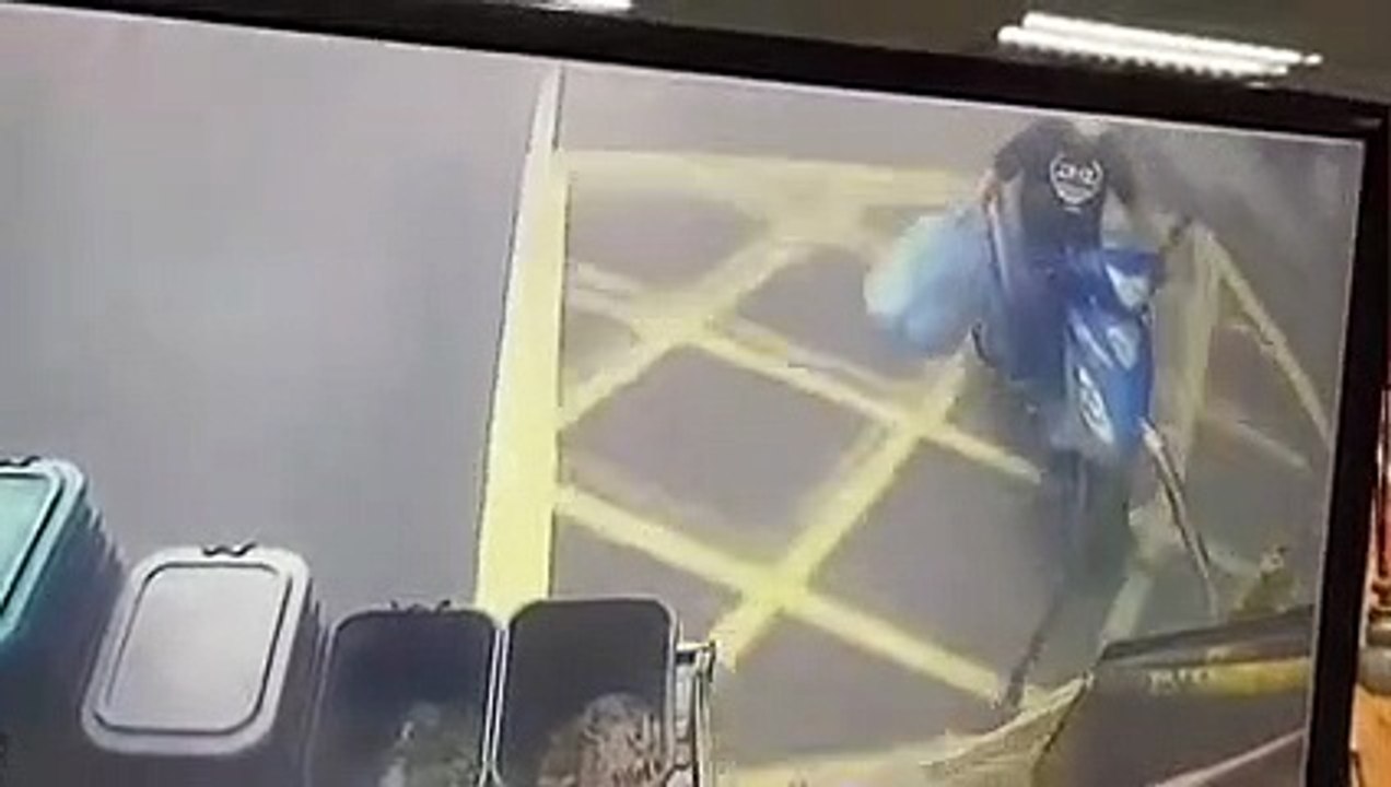 Il a raté le passage des éboueurs et veut rattraper le camion poubelle en scooter