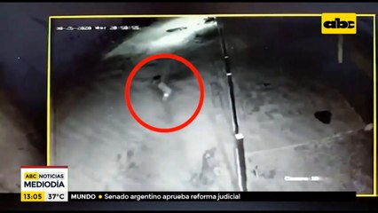 Imputan por violencia familiar a policía que arrastró a su pareja del cabello