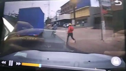 Conductor derriba a motochorros tras asalto en Lambaré