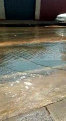 Vecinos denuncian pérdida de agua desde hace una semana