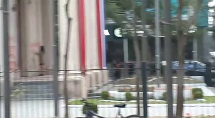 Manifestantes llenan de grafitis Panteón Nacional