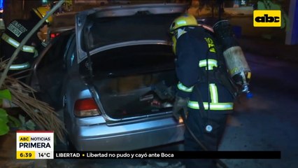 Incendio parcial de vehículo habría sido intencional